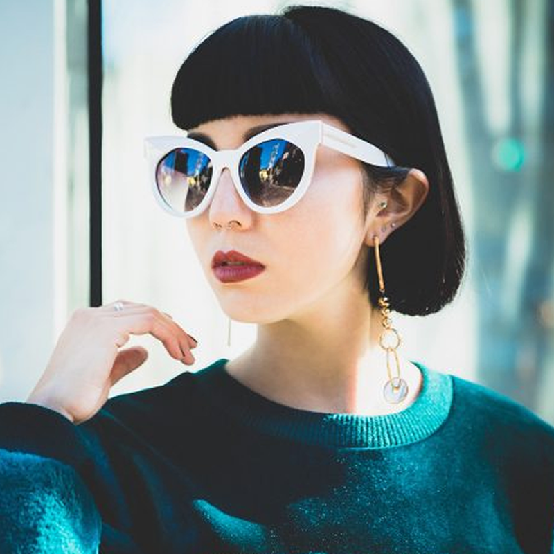 Gafas de sol retro con lentes planas estrechas y ojo de gato con borde de cuernos para mujer C514