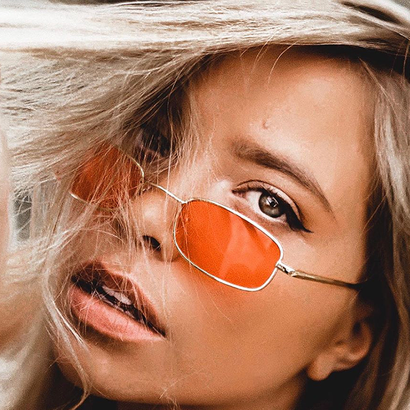 Gafas de sol retro de metal en tono de color rectangular pequeño de los años 90 C708