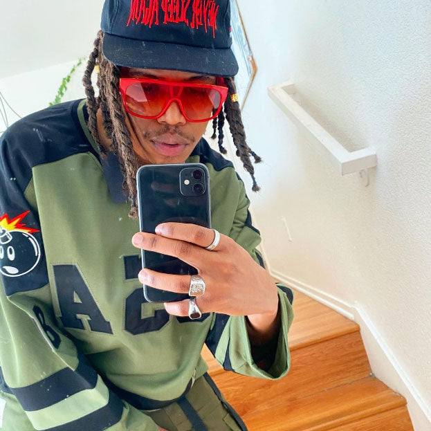 Elegantes gafas de sol de gran tamaño con lentes cuadradas tintadas y protección superior plana D097