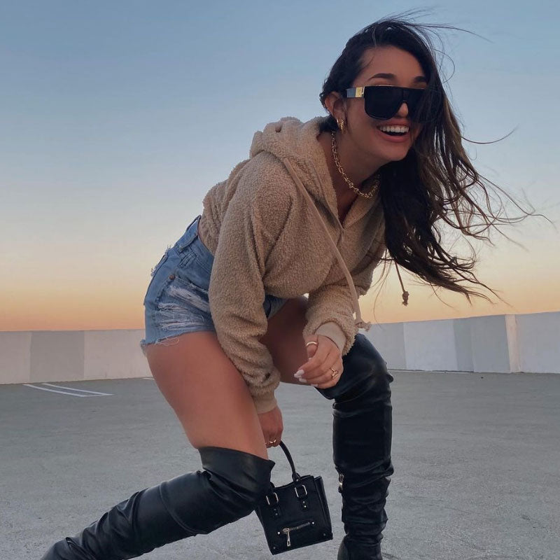 Elegantes gafas de sol de gran tamaño con lentes cuadradas neutras y protección superior plana D098