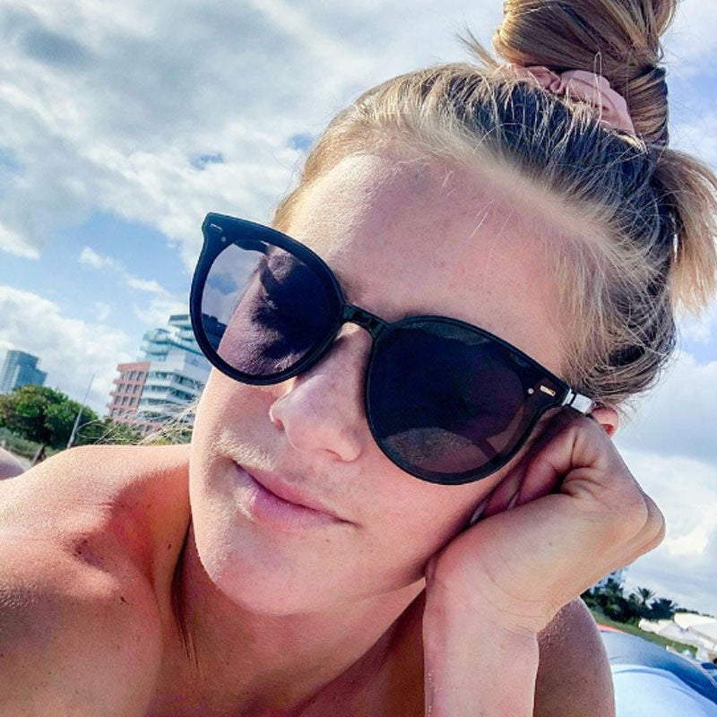 Gafas de sol estilo ojo de gato con montura de cuerno y lentes de color neutro con clase D117