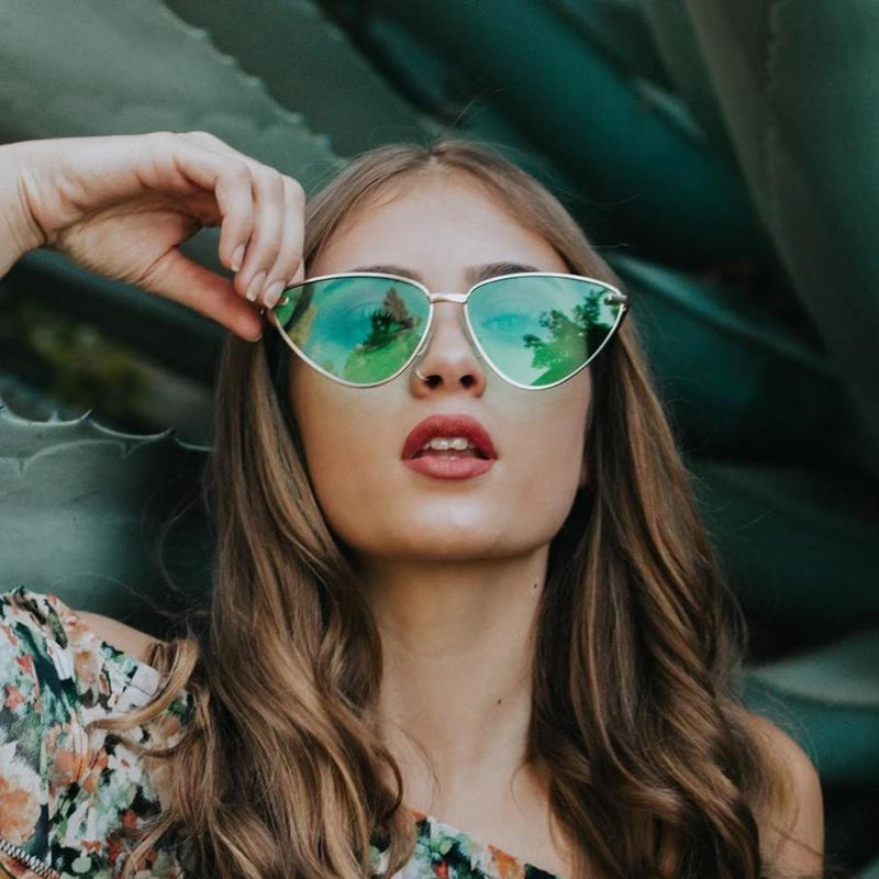 Gafas de sol estilo ojo de gato de metal en tono de color extragrandes para mujer C627