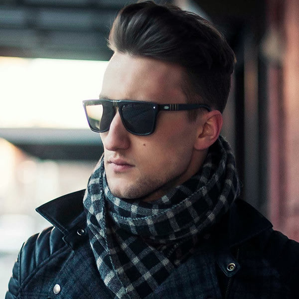 Gafas con borde de cuernos